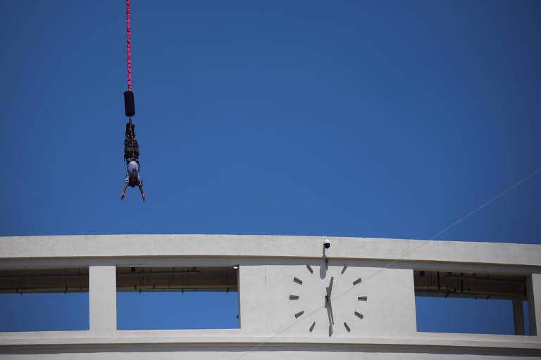 Pessoa realizando bungee jump na Virada Esportiva de São Paulo