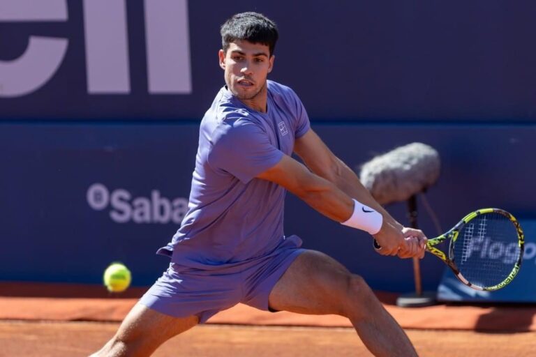 Alcaraz brilha com backhand mágico e avança no US Open 2025