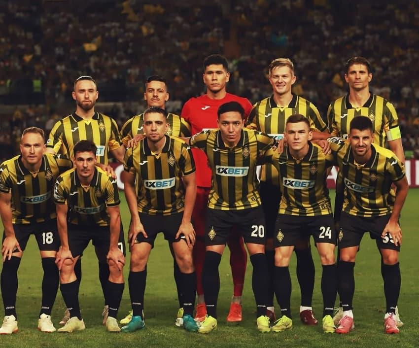 Kairat Almaty celebra a classificação após vencer o Celtic nos pênaltis.