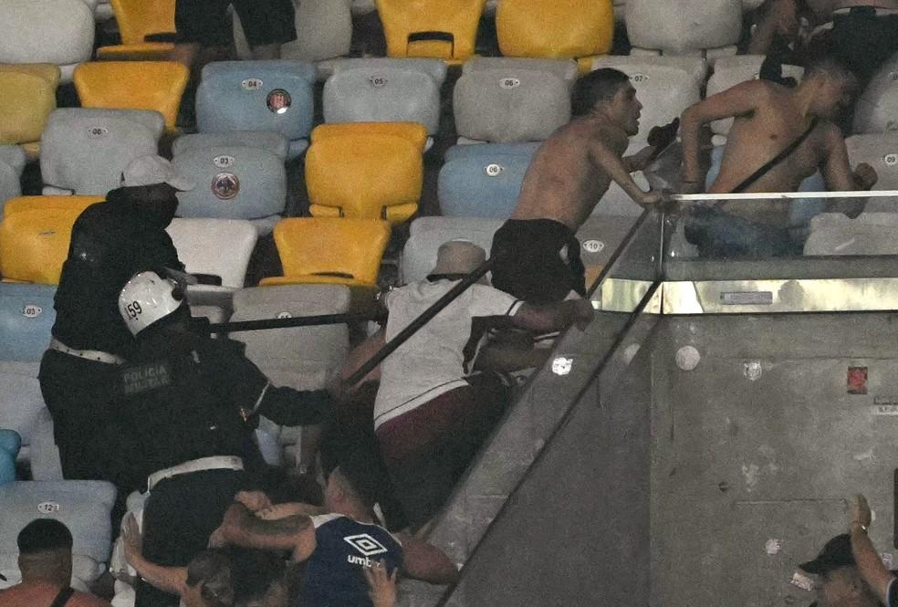 Conflito entre torcedores do Lanús e policiais no Maracanã durante a partida.