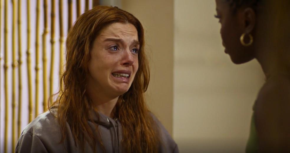 Leo acolhe Kami após agressão de stalker em Dona de Mim