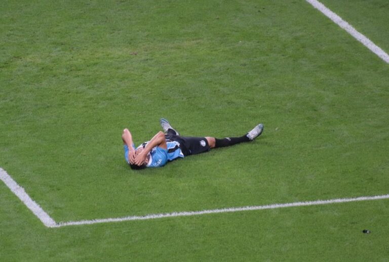 Grêmio: Carlos Vinicius Faz Gol no Gre-Nal, mas Deixa Jogo Machucado