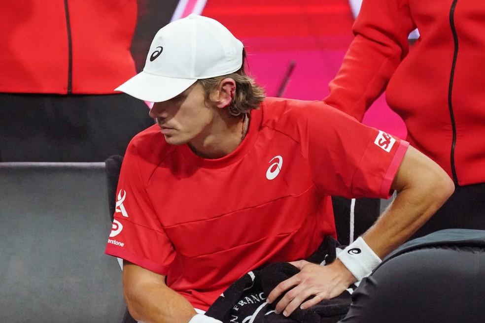 Após acertar a própria orelha com raquete, Alex de Minaur tem sangramento