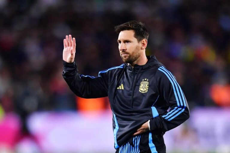 Messi se emociona em possível despedida da seleção argentina em jogo emocionante