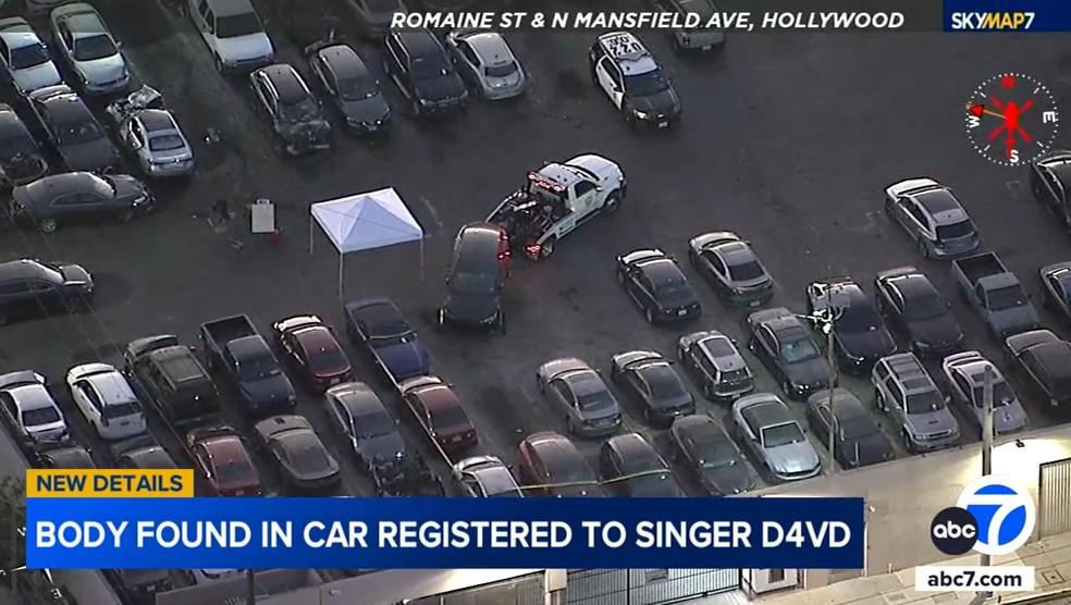 Carro sendo levado pela polícia de pátio de reboque em Hollywood