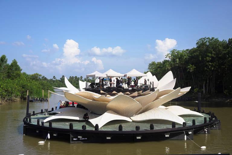 Palco flutuante em formato de flor de lótus no Amazônia Live