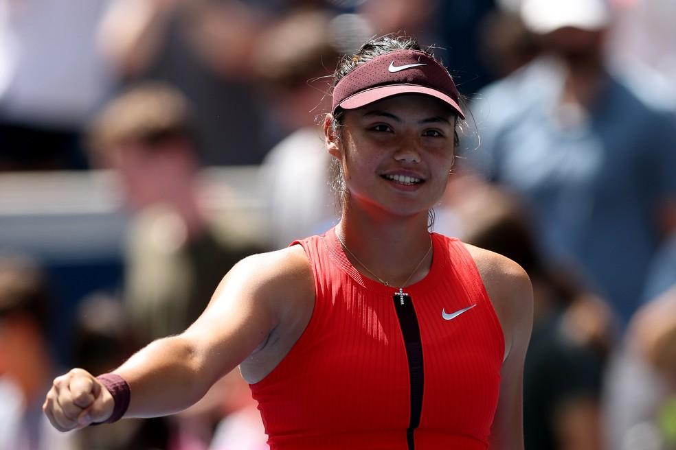 Raducanu sorri após vitória na estreia pela chave de simples no US Open