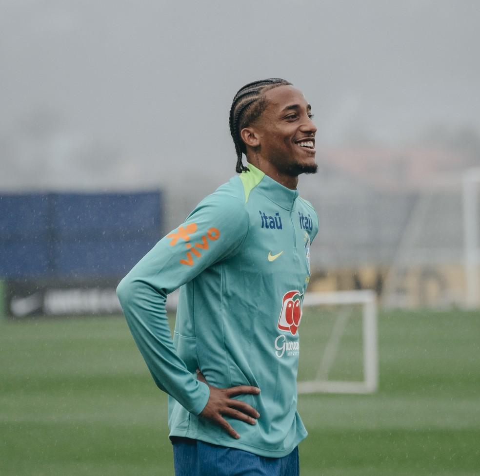 João Pedro sorridente durante treino da Seleção na Granja Comary