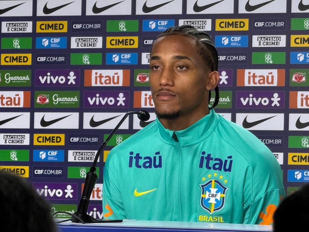 João Pedro em entrevista coletiva na Granja Comary