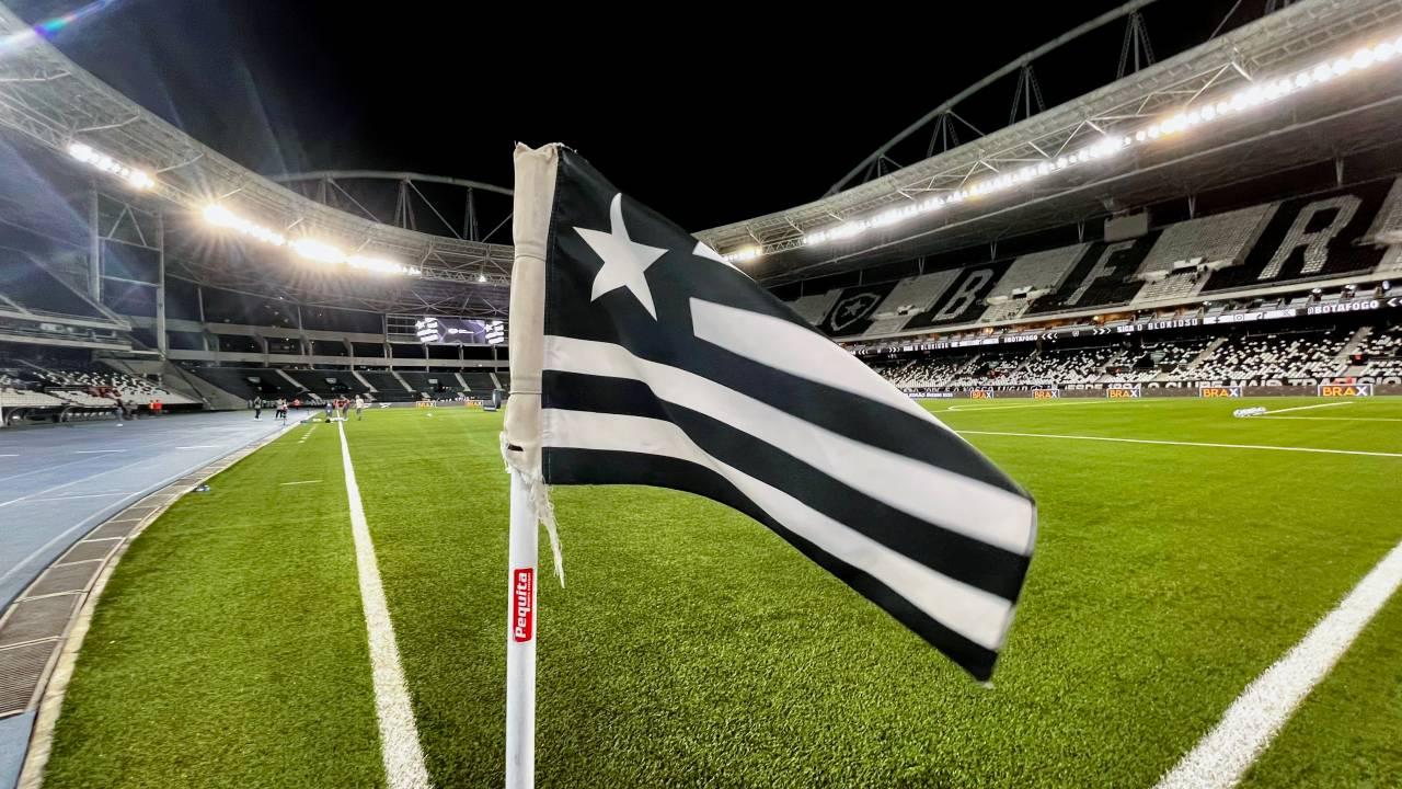 Bandeirinha do Botafogo no Estádio Nilton Santos