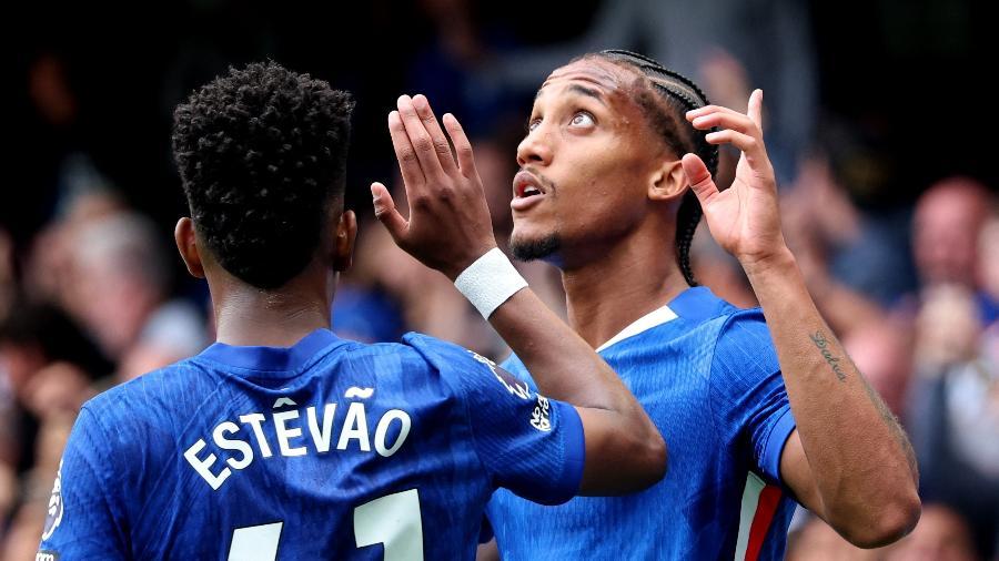 João Pedro comemora com Estêvão após marcar pelo Chelsea