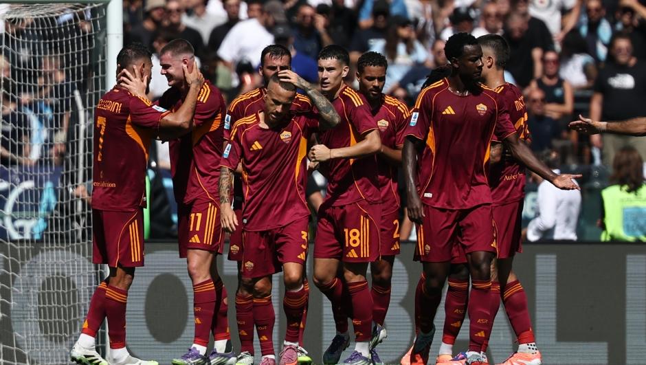 Pellegrini celebra após marcar o gol da vitória da Roma contra a Lazio
