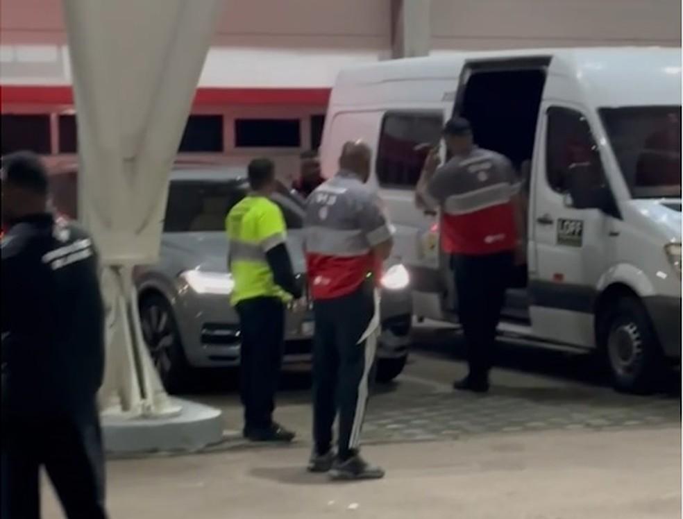 Roger Machado embarca no carro para deixar o Beira-Rio