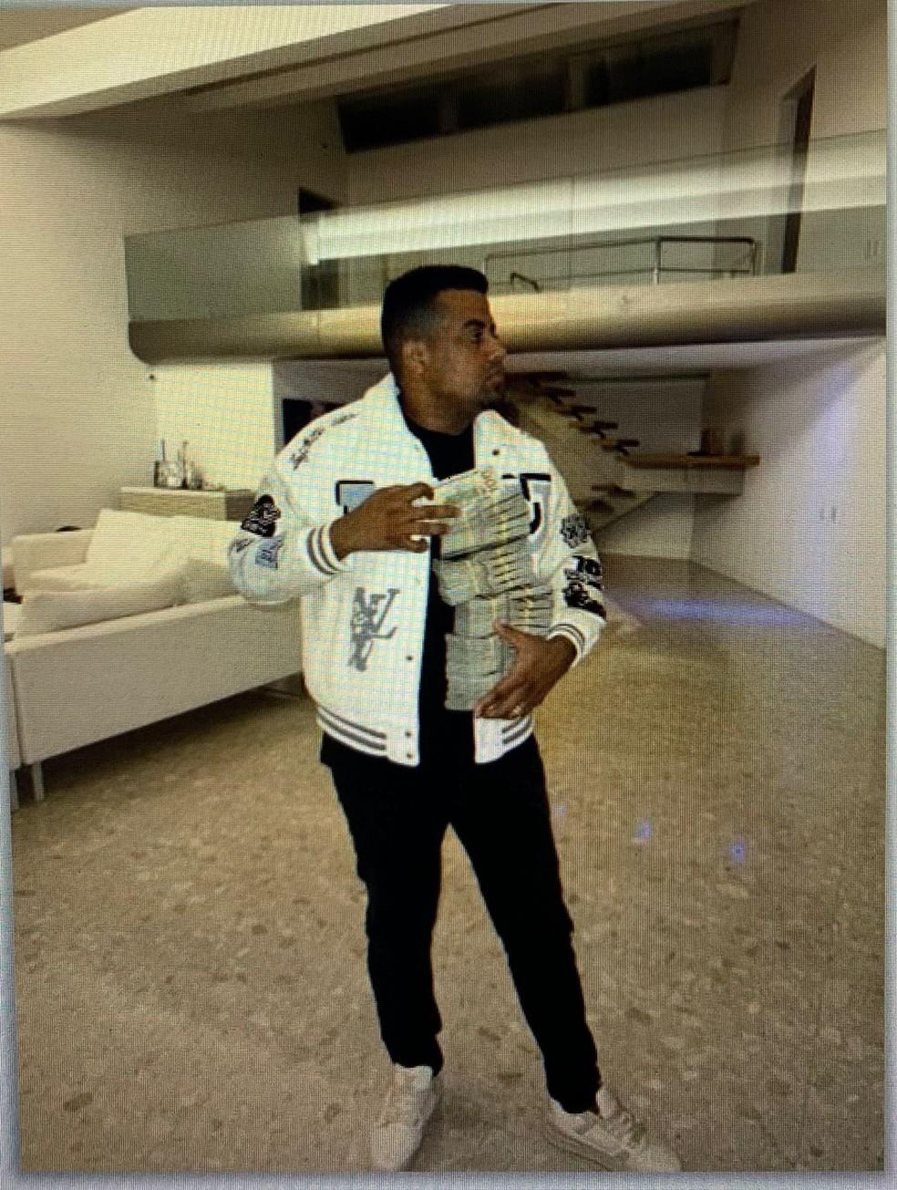 TH com dinheiro na casa do traficante Gabriel Dias de Oliveira, o Índio, em abril de 2024