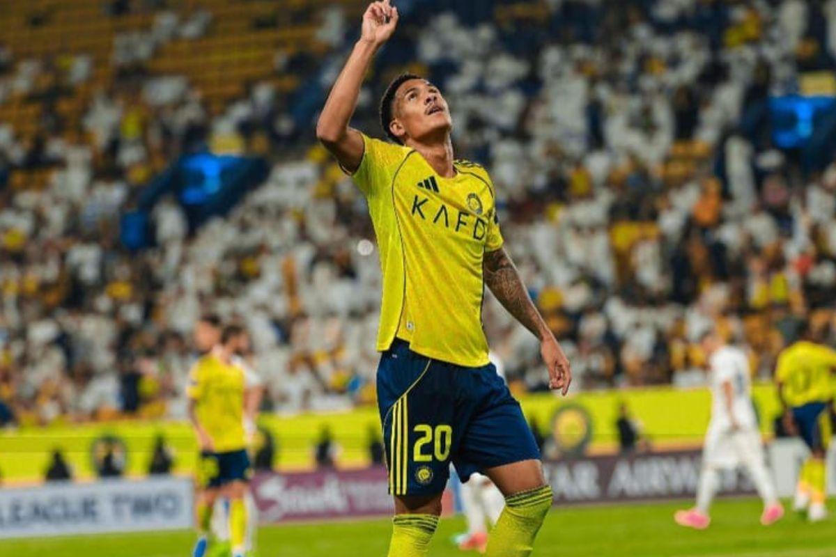 Ângelo Gabriel comemorando gol