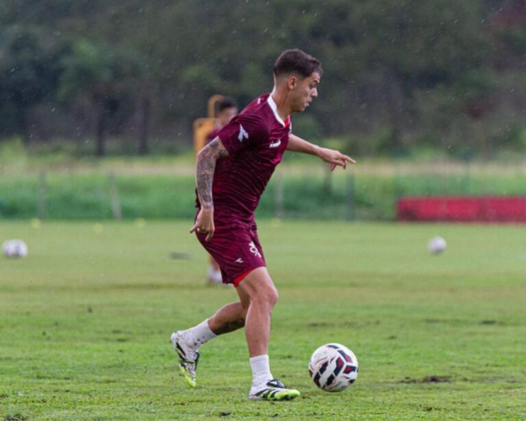 Vitinho se prepara para estrear pelo Náutico após reencontro com Hélio dos Anjos