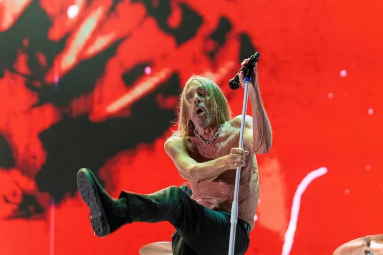 Iggy Pop faz show histórico no The Town, cheio de energia e nostalgia