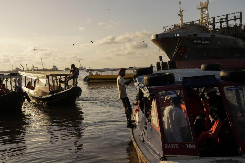 Barcos ancorados em Georgetown, Guyana