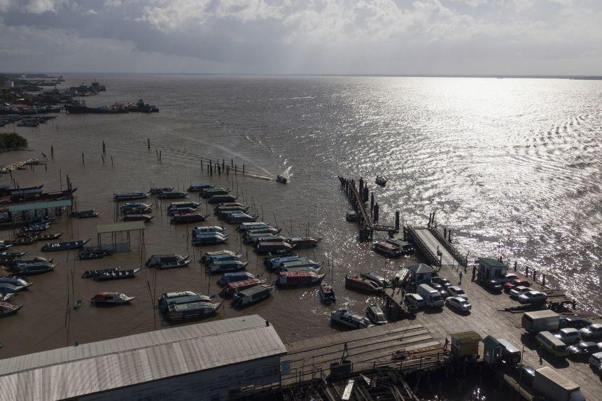 Barcos ancorados no rio Essequibo, Guyana