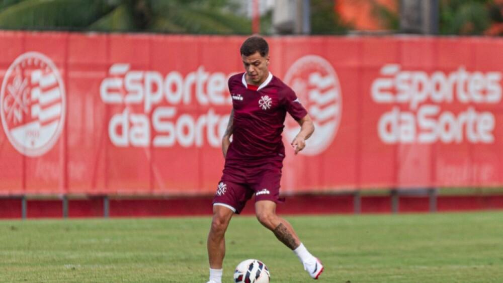 Vitinho em ação durante treino do Náutico