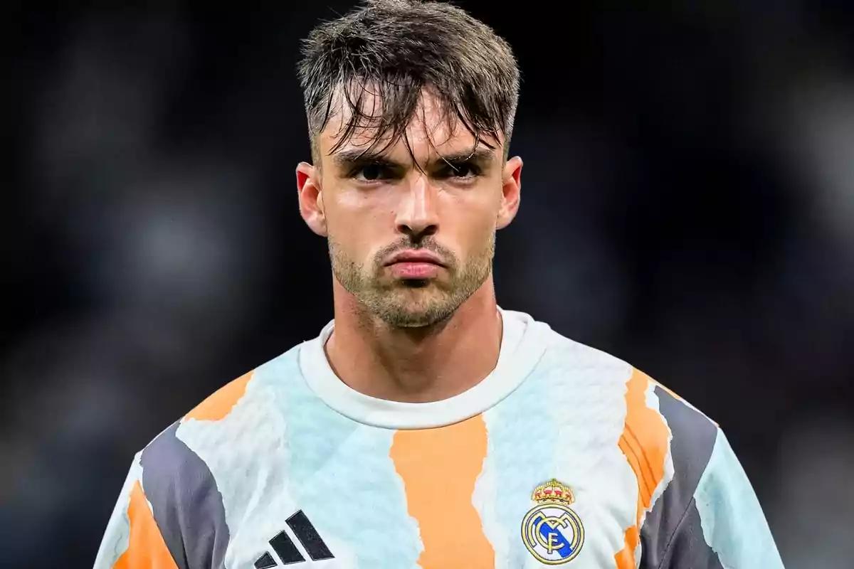 Portero de futebol com camiseta do Real Madrid