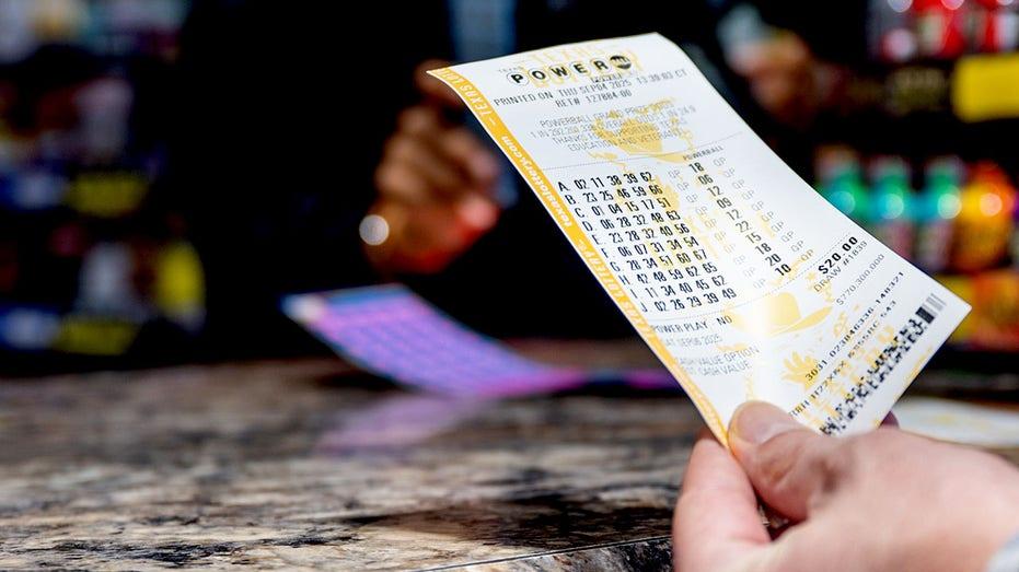 Um indivíduo segura um bilhete da loteria Powerball comprado no Texas em setembro de 2025.