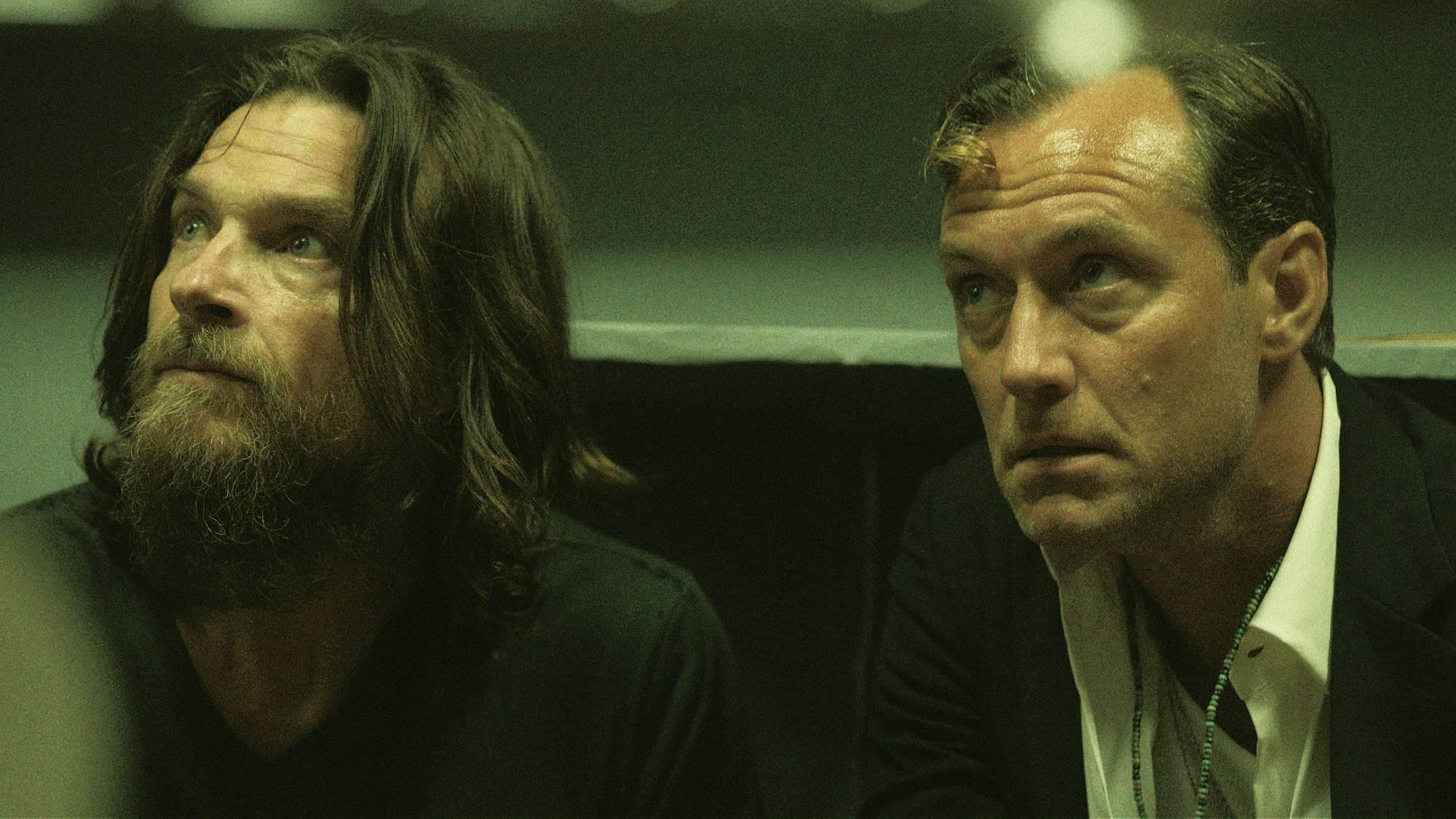 Jason Bateman como Vince e Jude Law como Jake em Black Rabbit na Netflix