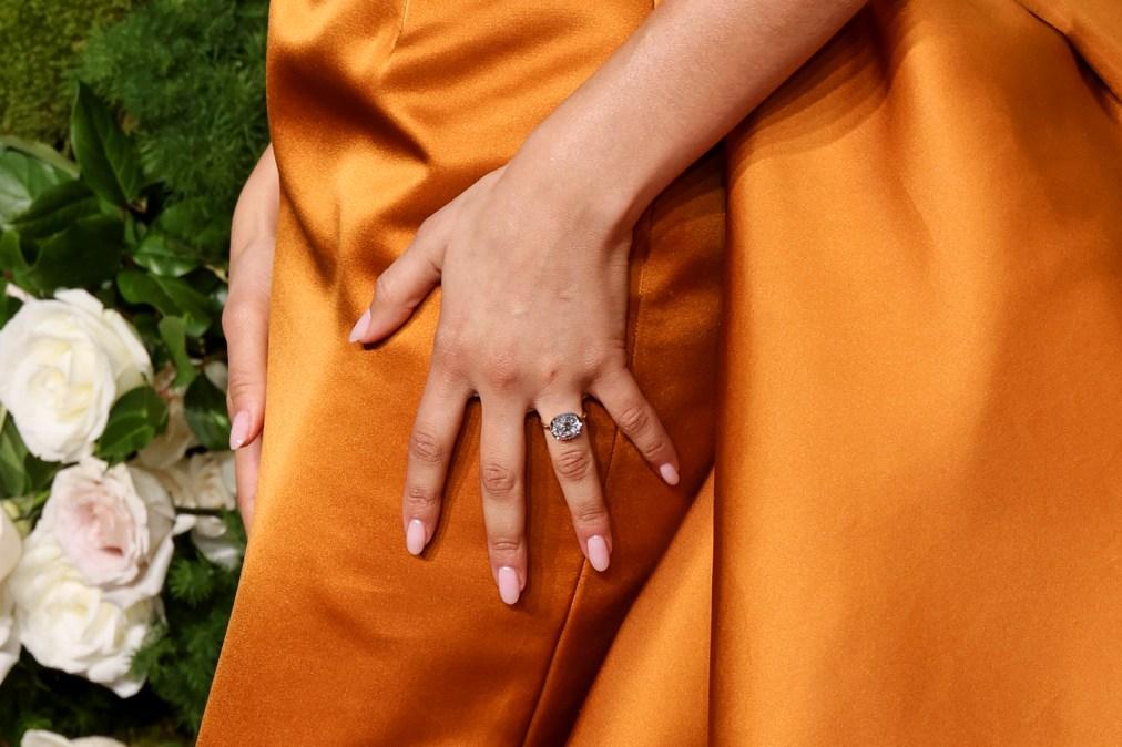 Detalhe do anel de noivado de Zendaya