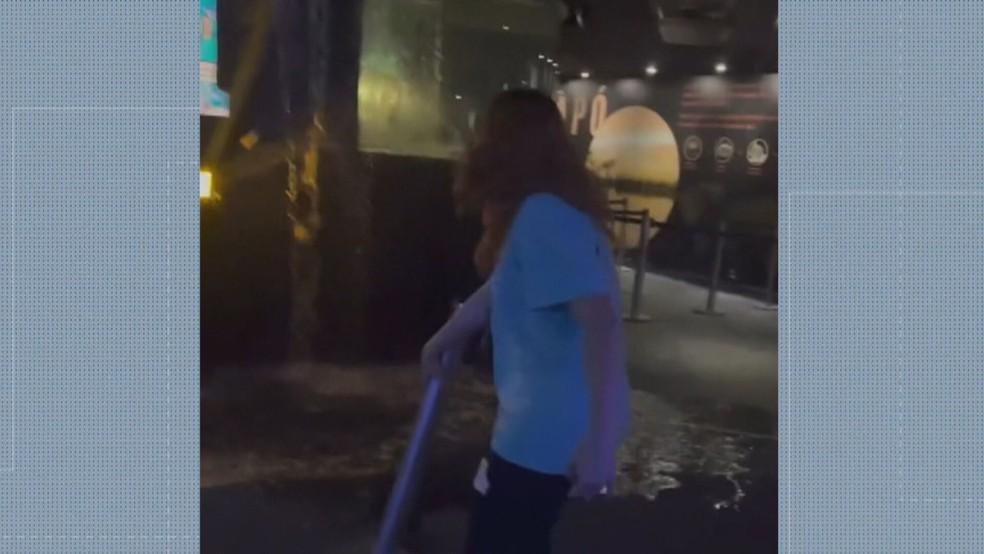 Momento em que funcionário interdita a área do vazamento no AquaRio