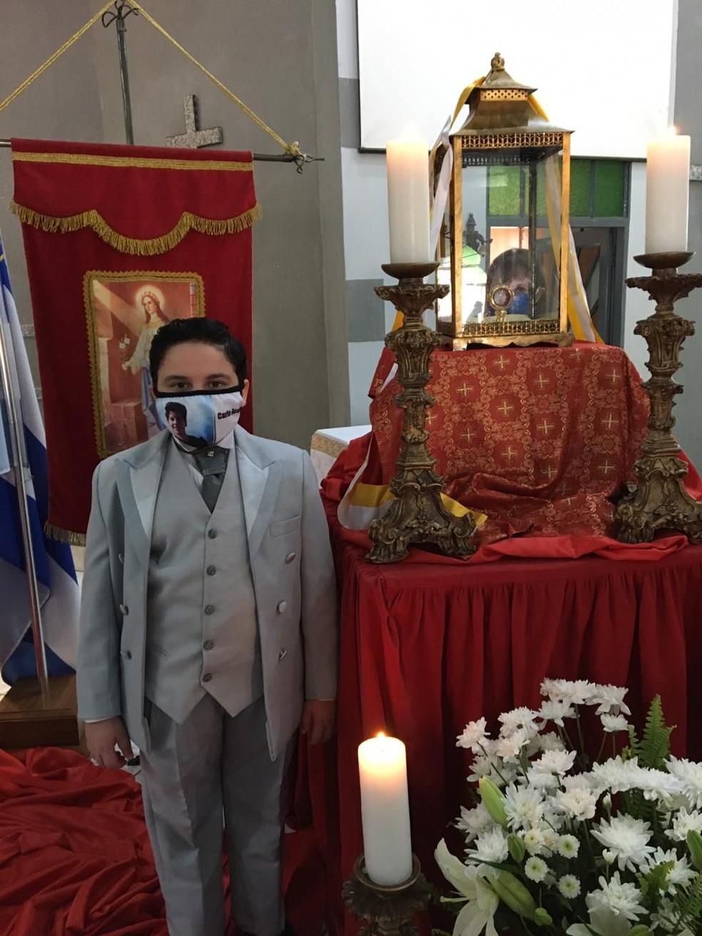 Estudante que recebeu milagre usou roupa de gala para acompanhar beatificação de Carlo Acutis