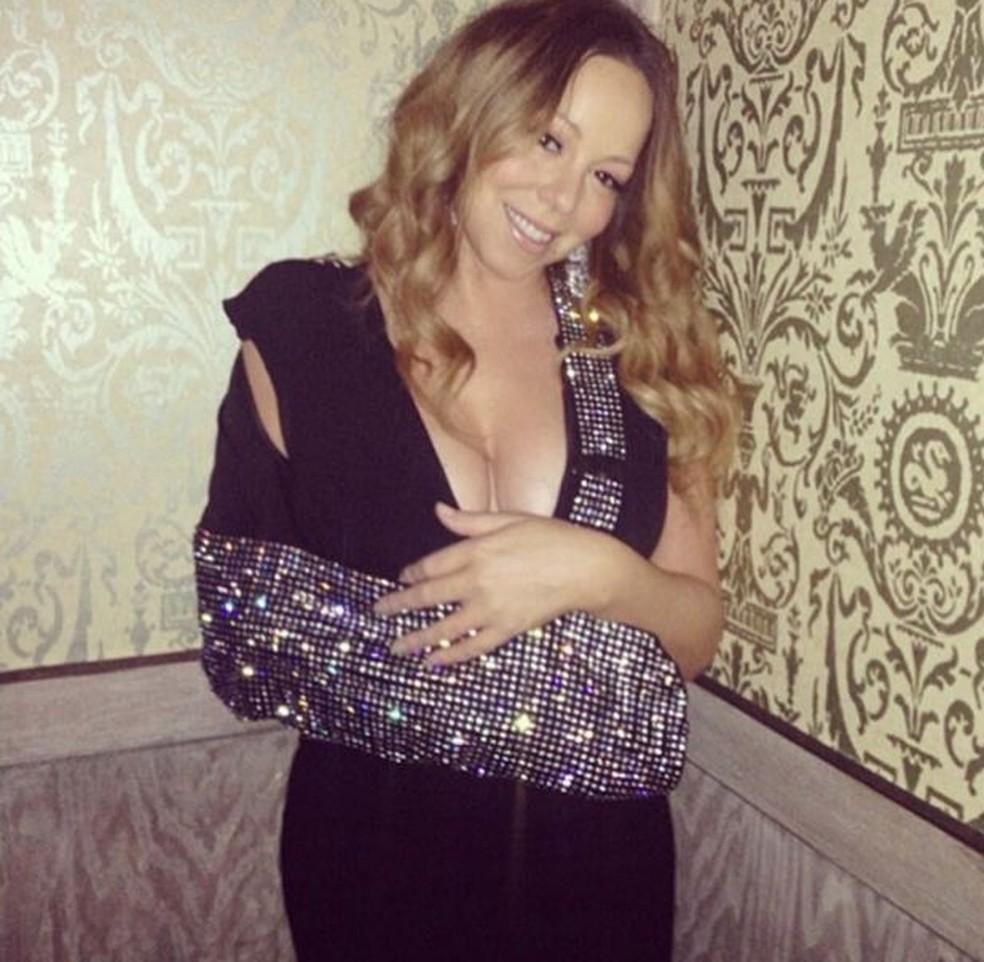 Mariah Carey posa com tipoia após deslocar ombro em 2013
