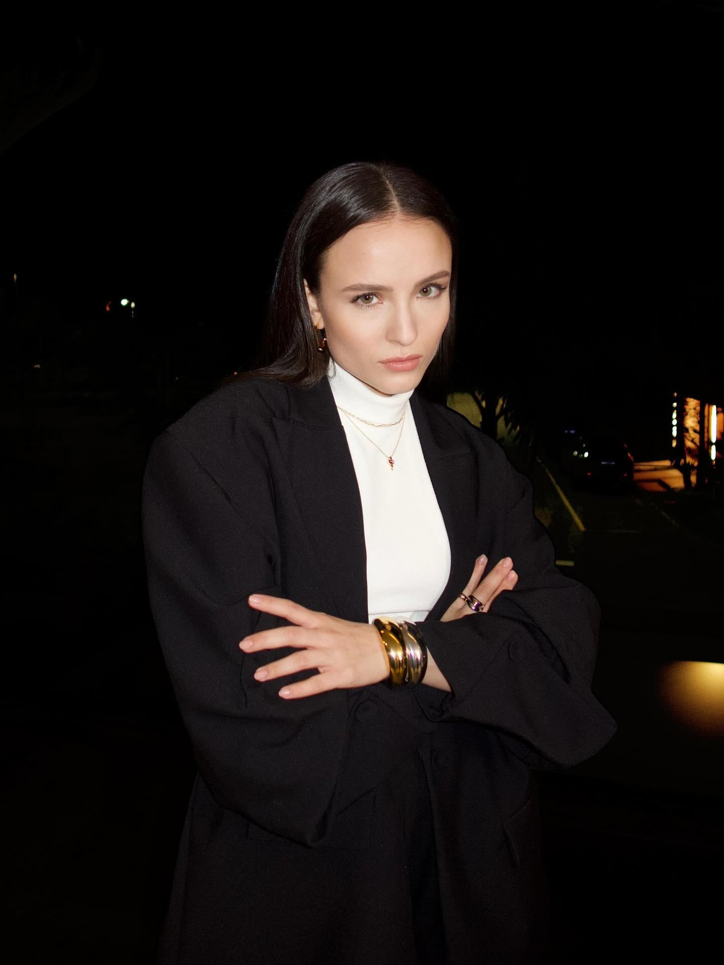 Larissa Manoela usa braceletes chunky dourado e prata que são tendência