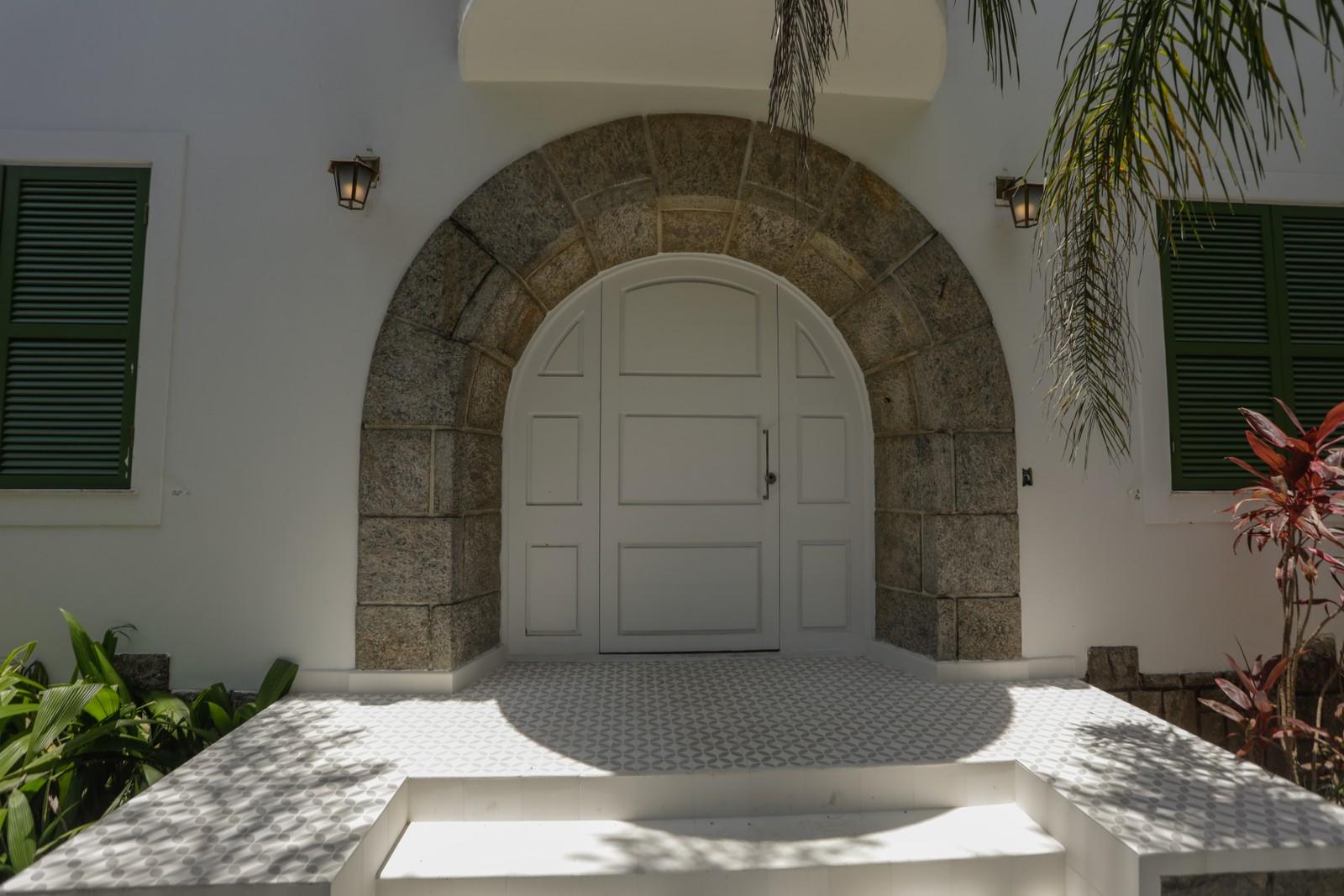 Entrada da casa que foi cenário do filme Ainda estou aqui, na rua Roquete Pinto, na Urca.