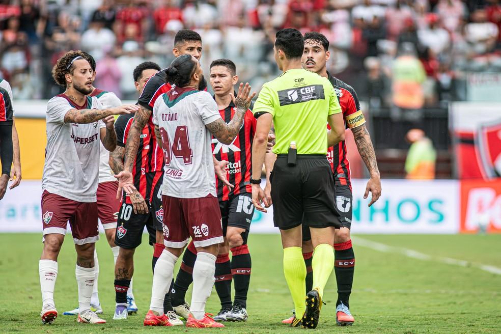 Vitória x Fluminense teve uma expulsão para cada lado