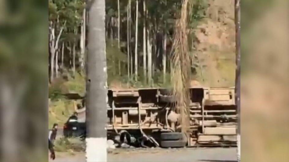 Acidente envolveu dois ônibus