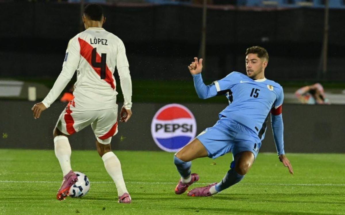 Federico Valverde na marcação de Marcos López durante a partida entre Uruguai e Peru.