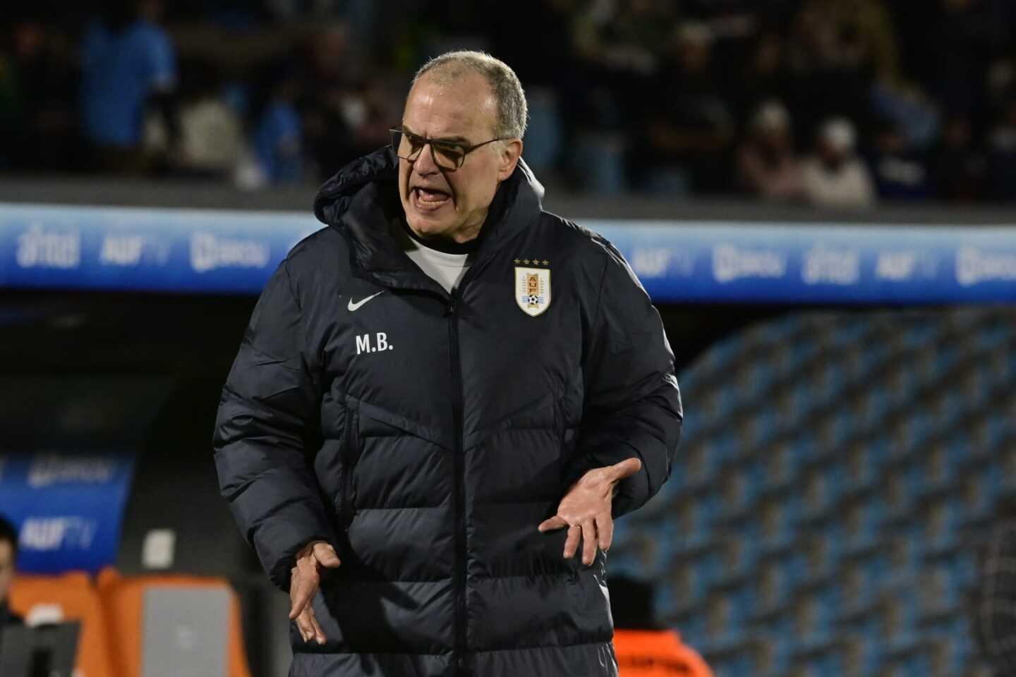 Marcelo Bielsa dando indicações durante o jogo.