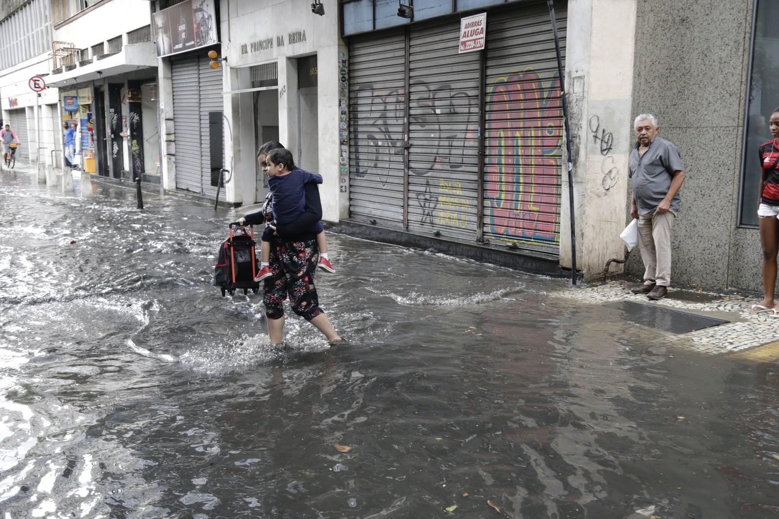 Rua do Senado, no Centro, alagada durante a forte chuva