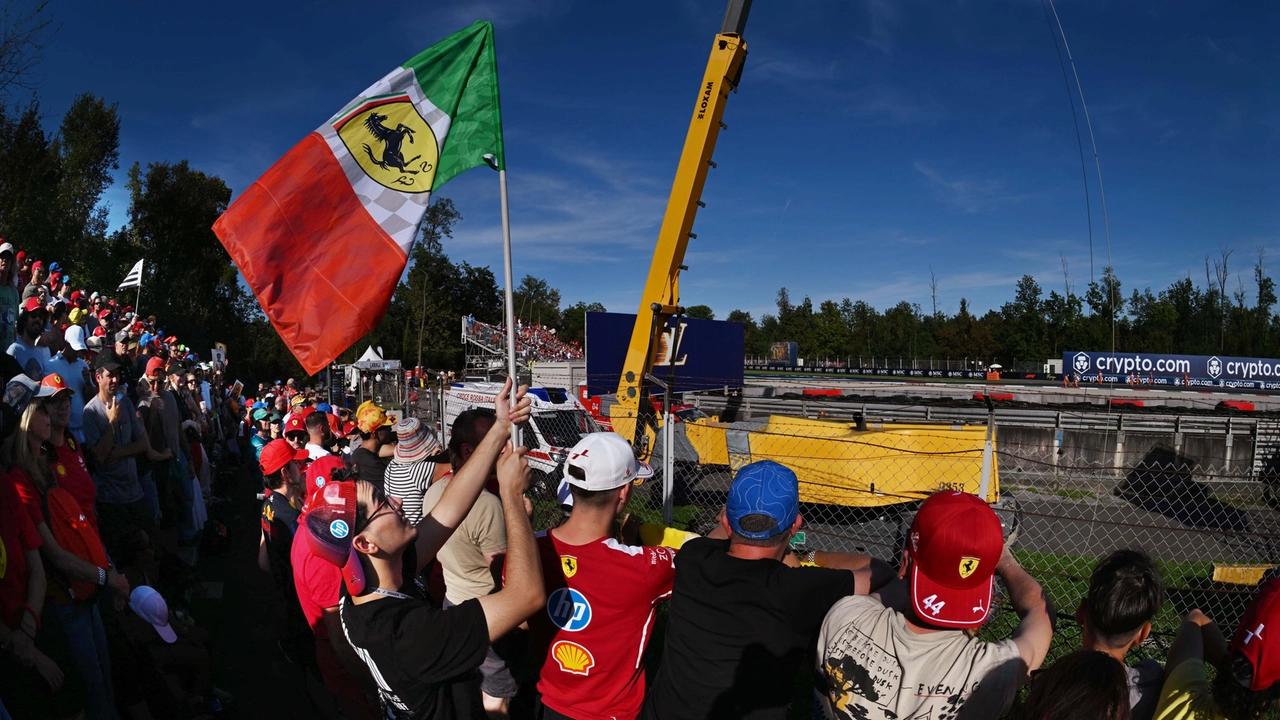 Tifosi da Ferrari no autódromo de Monza