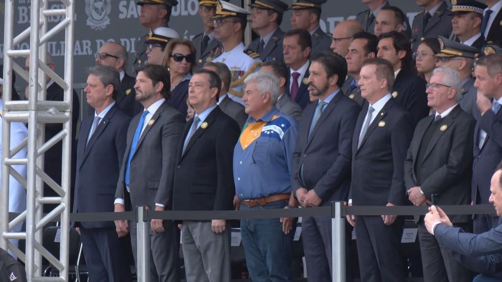 O governador de São Paulo, Tarcísio de Freitas (Republicanos), o prefeito da capital, Ricardo Nunes (MDB), e outras autoridades do estado participam do desfile de 7 de setembro no Sambódromo do Anhembi.