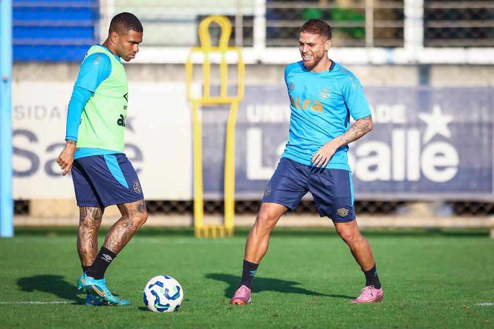 Cuéllar treinando no CT Luiz Carvalho
