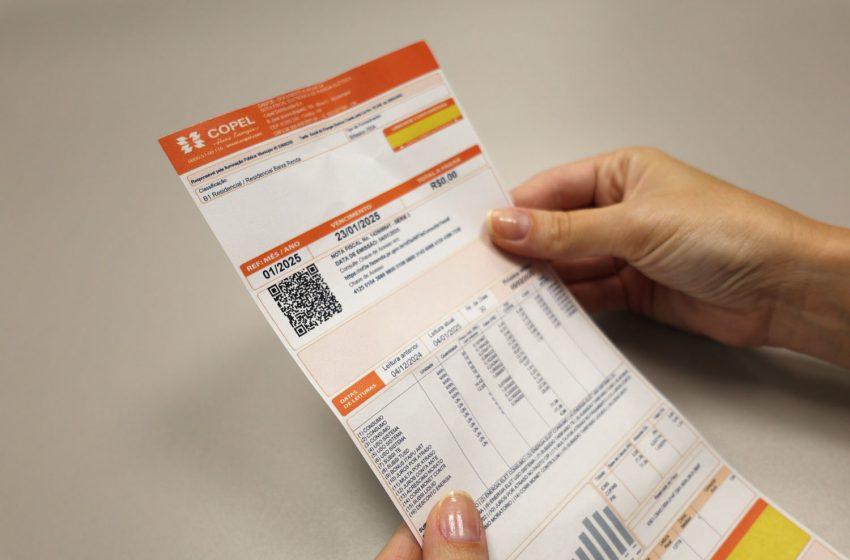 Agentes da Copel visitam residências para cadastro de fatura digital