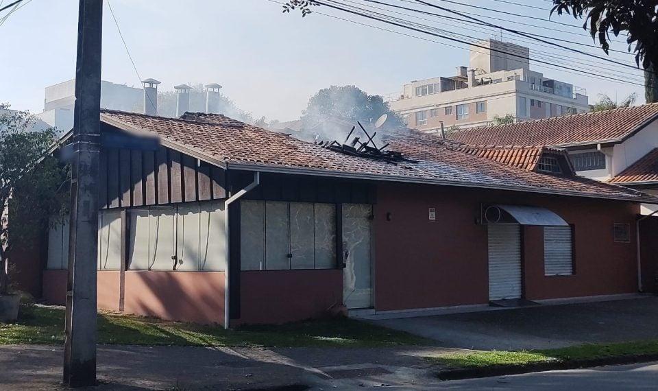 Incêndio na costelaria em Curitiba