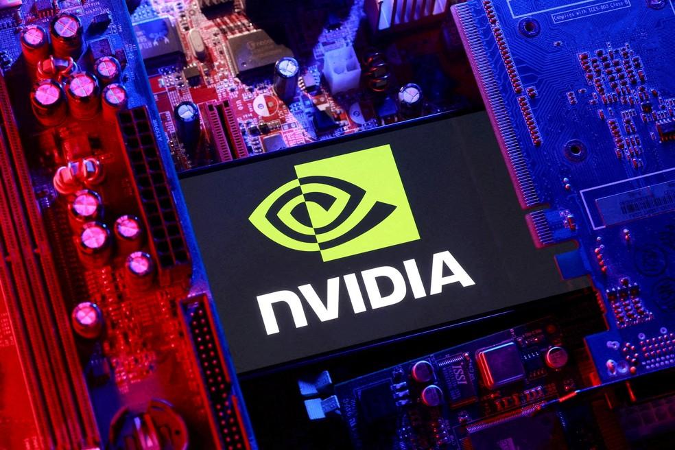 Ilustração mostrando o logotipo da NVIDIA e uma placa-mãe de computador