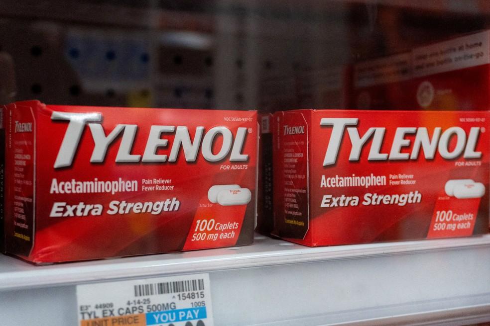 Frascos de Tylenol em farmácia