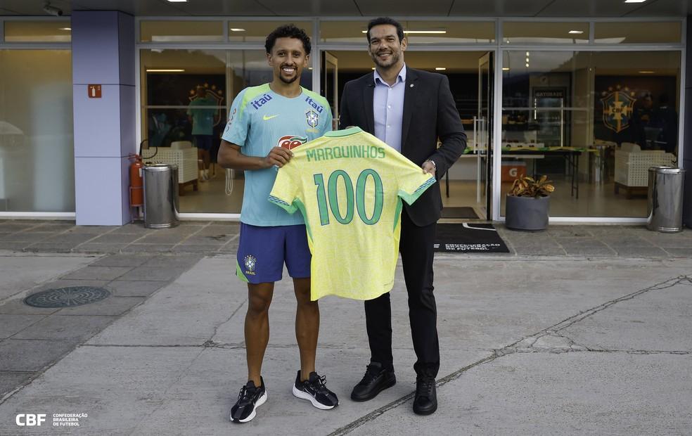 Marquinhos recebe homenagem pelo 100º jogo