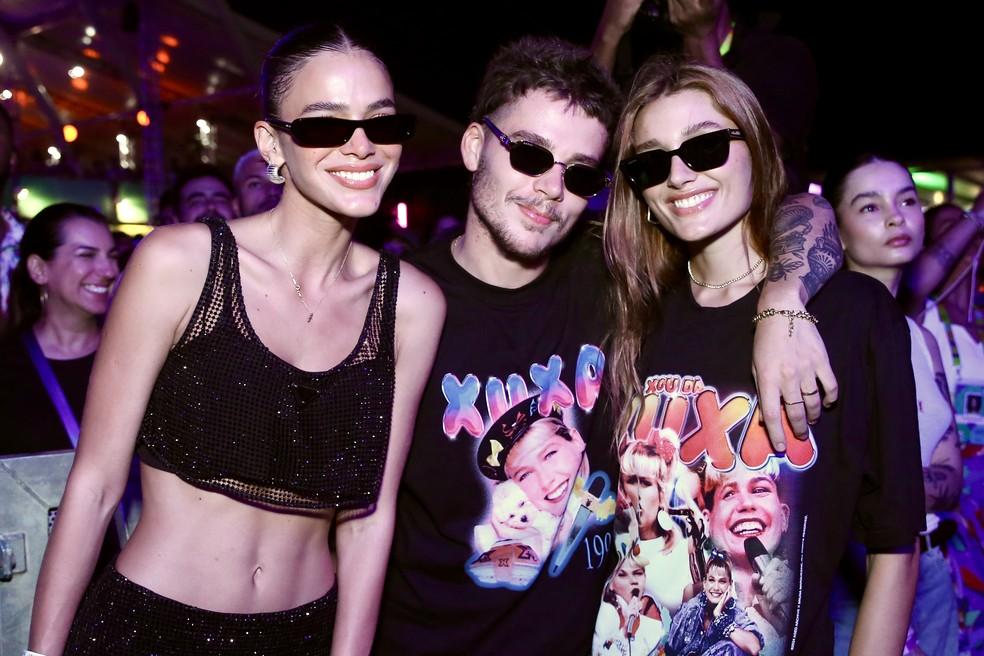 Bruna Marquezine posa com os amigos João Figueiredo e Sasha Meneghel