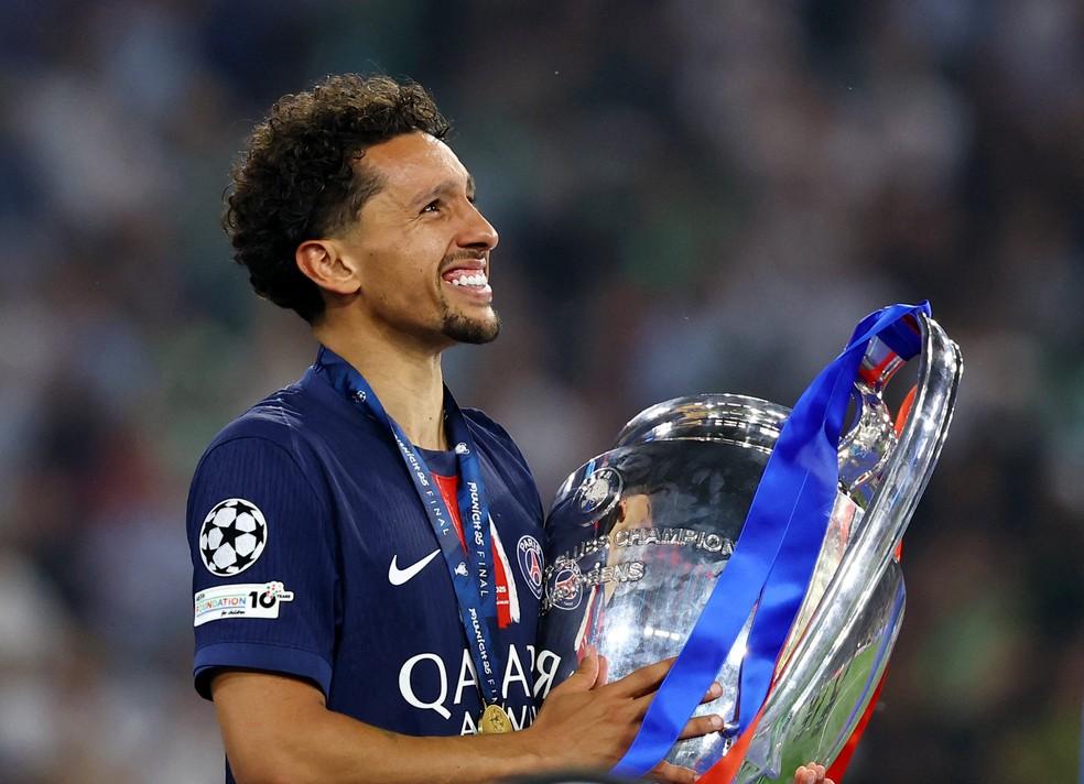 Marquinhos levanta a taça da Champions