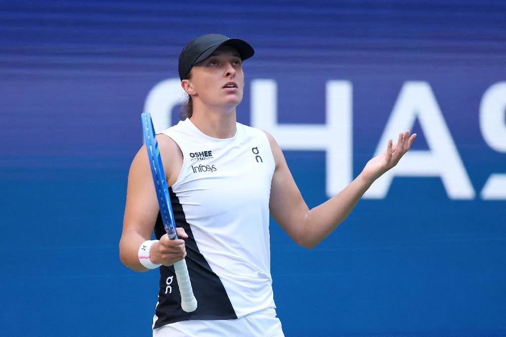 Iga Świątek com gestos de surpresa durante evento