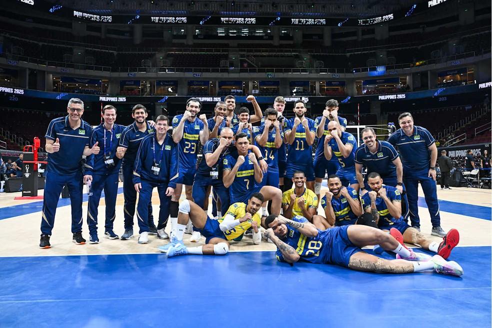 Elenco brasileiro celebra vitória sobre a República Tcheca no Mundial masculino de vôlei.